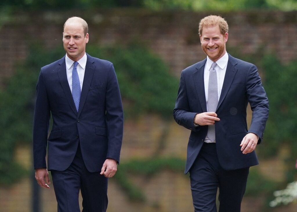 Prințul William alături de Prințul Harry în timp ce se îndreaptă pentru a dezveli statuia Prințesei Diana