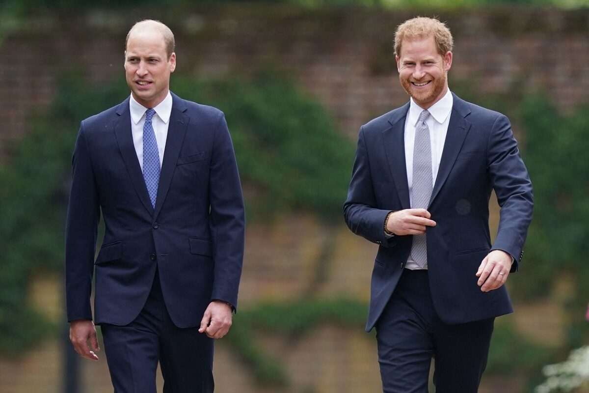 Prințul William alături de Prințul Harry în timp ce se îndreaptă pentru a dezveli statuia Prințesei Diana