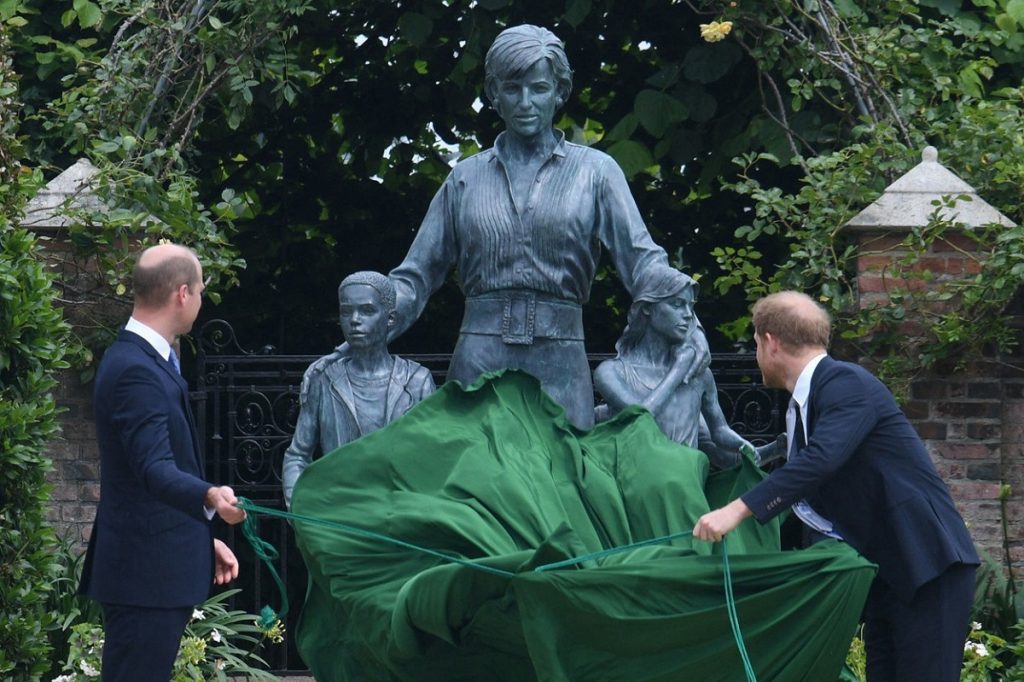 Prințul Harry și Prințul William în timp ce dezvelesc statuia mamei lor