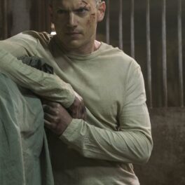 Actorul Wentworth Miller care are autism într-o bluză crem și cu vânătăi pe față în timp ce interpretează rolul lui Michael Scofield într-o scenă din serialul Prison Break