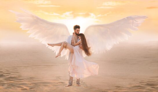 un cadru de basm într-un deșert cu un bărbat cu aripi care o ține în brațe pe iubita sa frumoasă ce poartă o rochie albă, în timp ce aceasta descoperă că el face parte din acele zodii care își pierd rapid interesul în dragoste