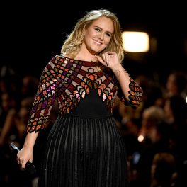 Adele, pe scena Premiilor Grammy la cea de-a 59-a ediție a evenimentului. Artista a îmbrăcat o rochie neagră, cu aplicații aurii și argintii pe umeri