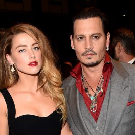 Amber Heard și Johnny Depp au apărut la Toronto International Film Festival, în 2015. Ea a purtat o rohie neagră cu decolteu, păr blond lung, el a purtat un costum gri, cu o cămașă roșie