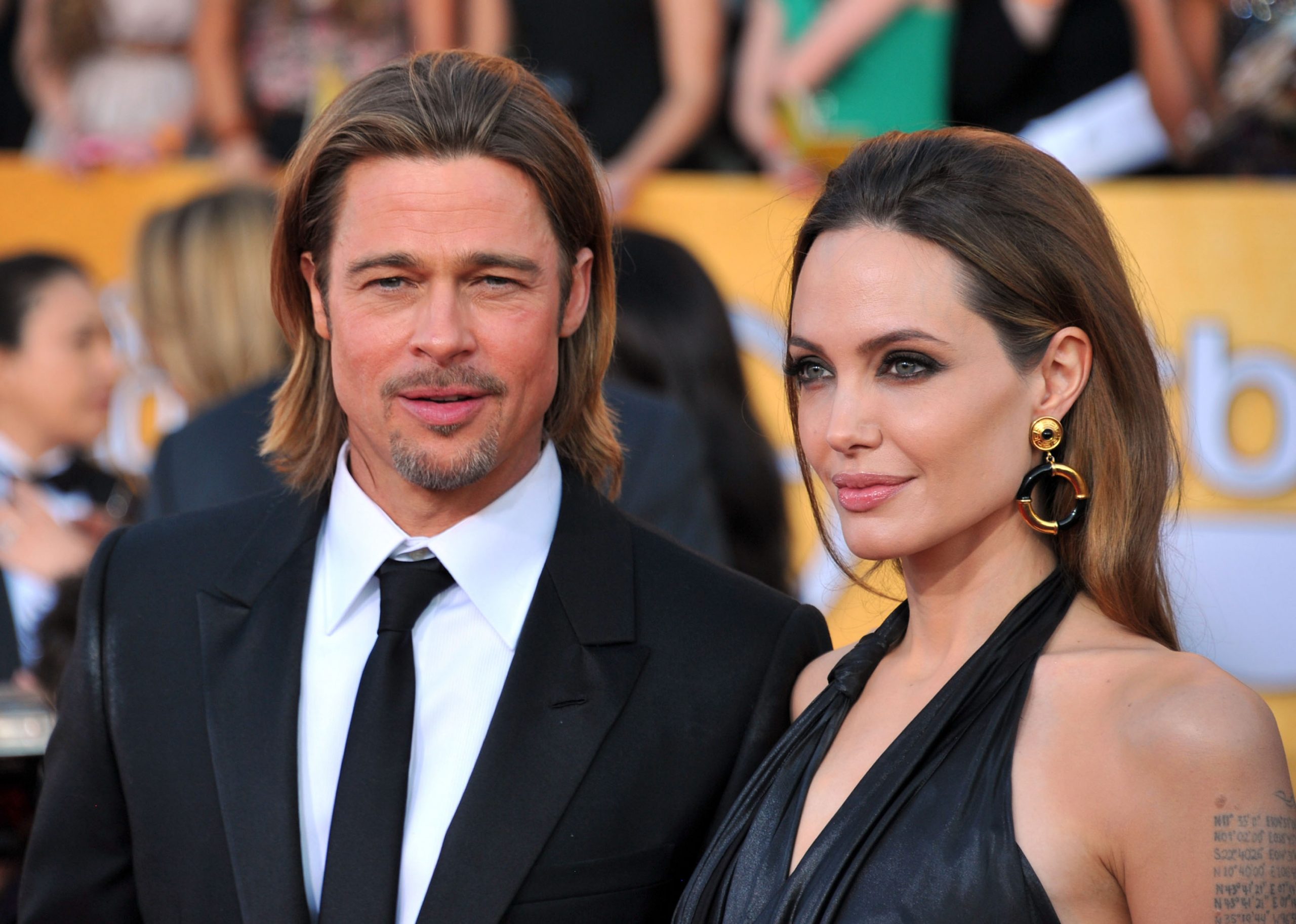 Angelina Jolie și Brad Pitt la cea de-a 18-a ediție Screen Actors Guild Awards, 2012. rad Pitt a îmbrăcat un costum negru, cămașă albă, cravată neagră, și Angelina a purtat o rochie neagră mulată