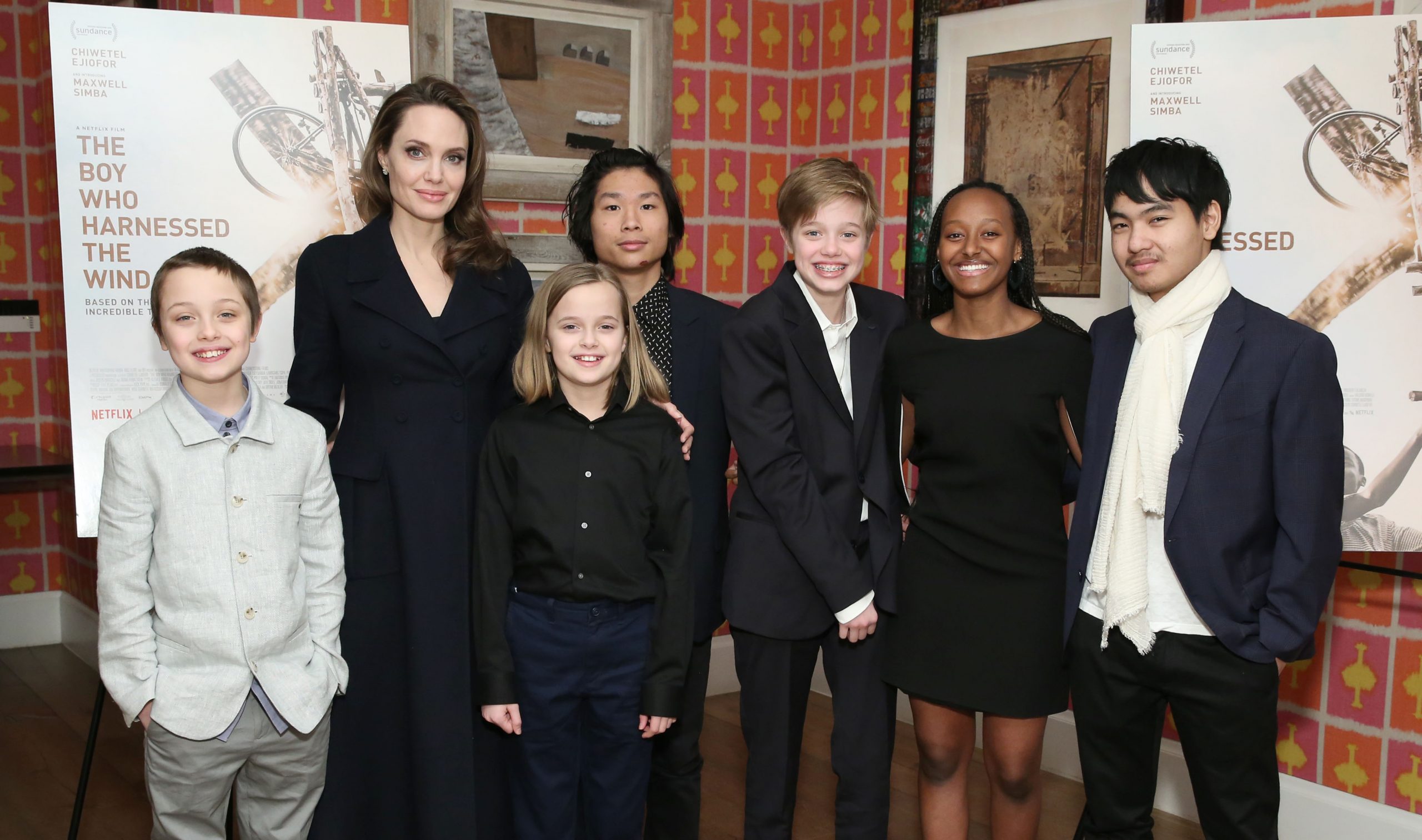 Angelia Jolie și cei 6 copii ai săi a premiera The Boy Who Harnessed The Wind, în 2019. Angelina și Maddox, Pax, Zahara, Shiloh, Vivienne și Knox s-au îmbrăcat în nuanțe de negru