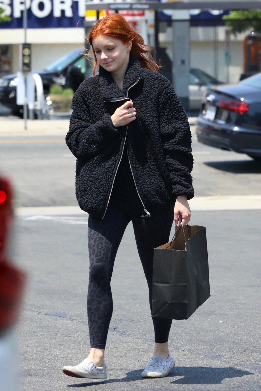 Ariel Winter, pe stradă în Los Angeles, nemachiată, îmbrăcată în negru