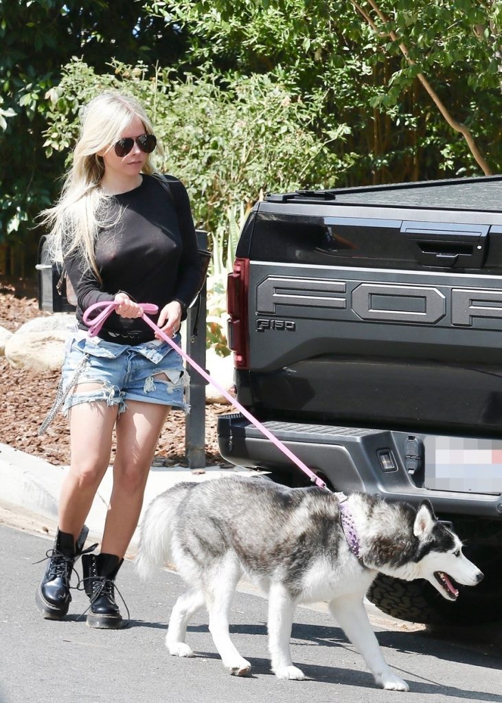 Avril Lavigne, cu câinele la plimbare, pe stradă în California, în pantaloni scurți