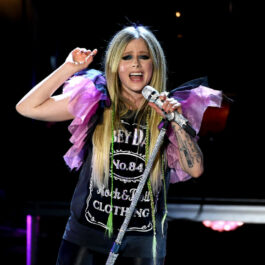 Avril Lavigne, îmbrăcată extravagant, pe scenă, în Los Angeles, în anul 2019