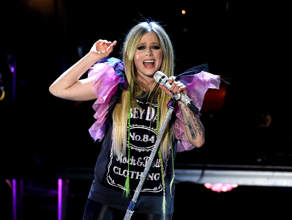 Avril Lavigne, îmbrăcată extravagant, pe scenă, în Los Angeles, în anul 2019