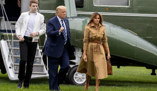 Barron Trump, alături de părinții săi, în august 2020, în timp ce coboară dintr-un avion privat, la Casa Albă