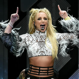 Britney Spears, pe scenă, la show-ul 102.7 KIIS FM's Jingle Ball, din anul 2016, îmbrăcată într-un top scurt, cu două codițe