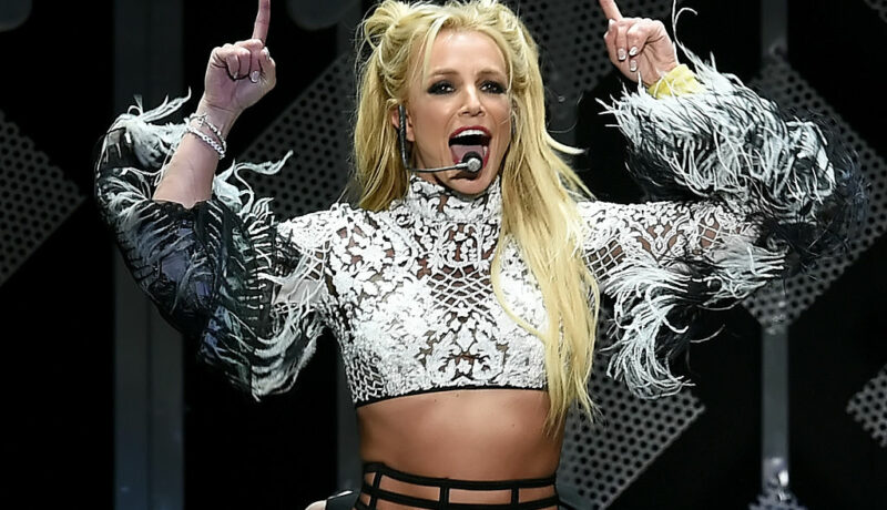 Britney Spears, pe scenă, la show-ul 102.7 KIIS FM's Jingle Ball, din anul 2016, îmbrăcată într-un top scurt, cu două codițe