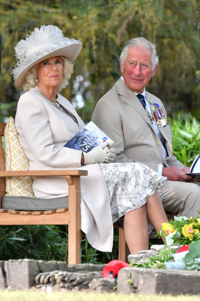 Camilla și Prințul Charles, la un eveniment cu tradiție pentru Marea Britanie, în august 2020, îmbrăcați elegant, în timp ce stau într-o grădină, pe canapea
