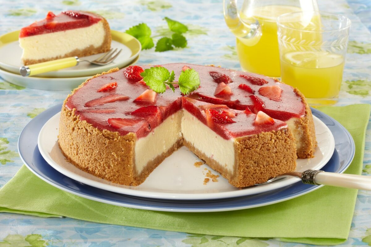 Secțiune din cheesecake cu jeleu de căpșuni