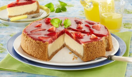 Secțiune din cheesecake cu jeleu de căpșuni