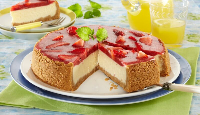 Cheesecake la cuptor, cu jeleu de căpșuni