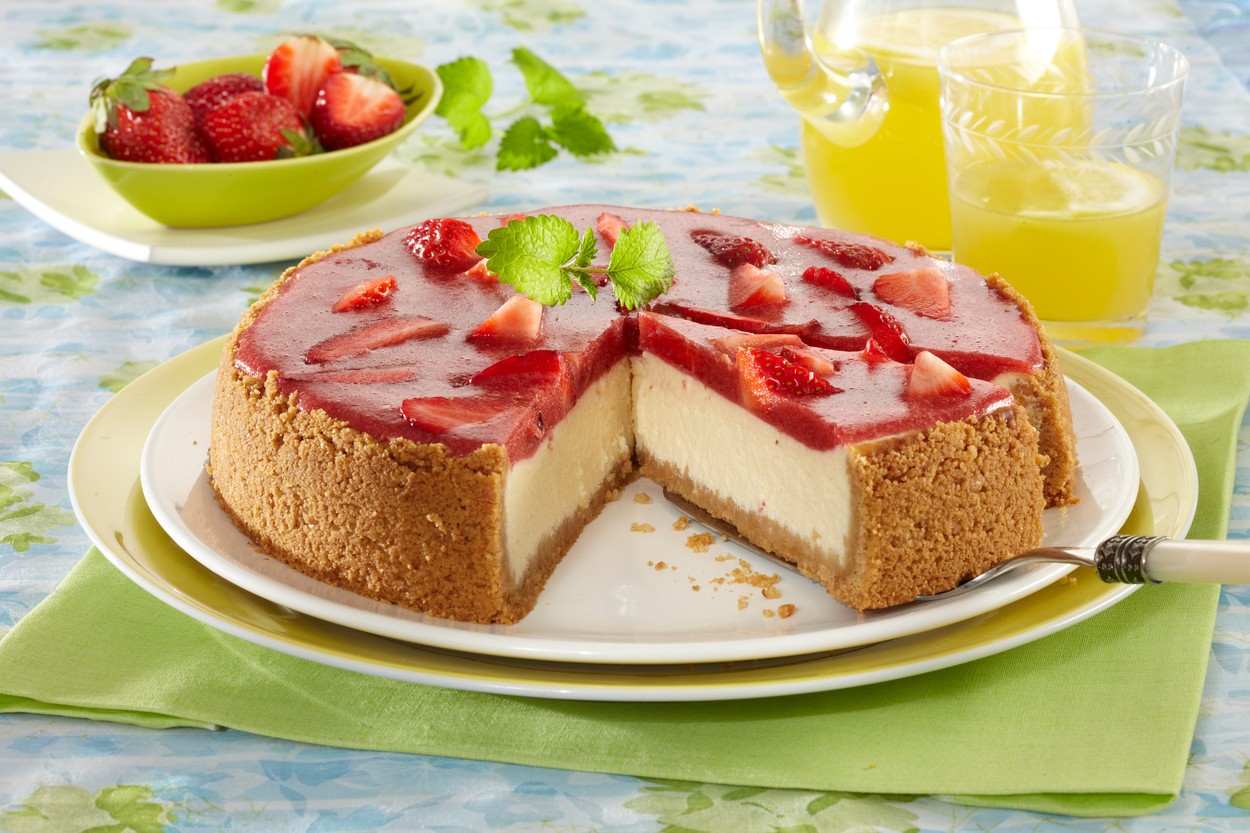Cheesecake cu jeleu de căpșuni secționat