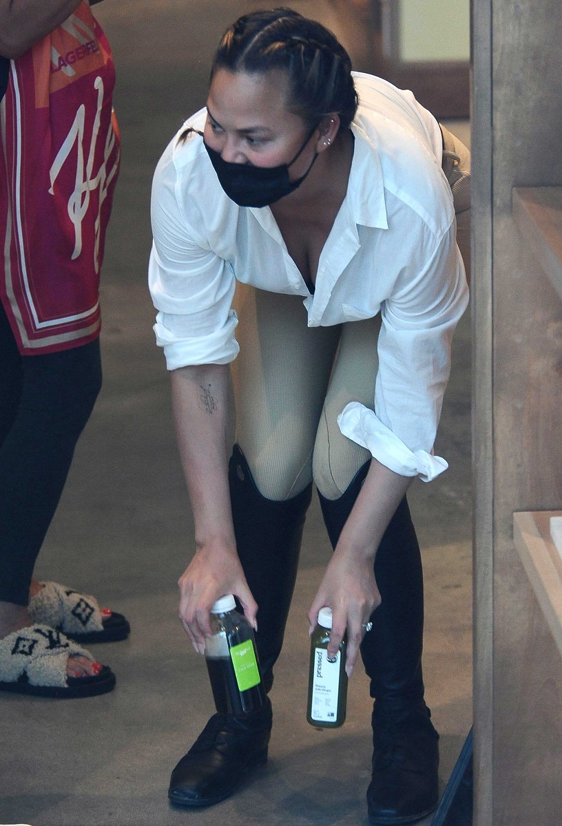 Chrissy Teigen, la cumpărături în West Hollywood, Los Angeles. Vedeta a îmbrăcat o ținută de echitație, bluză albă, pantaloni bej, cizme de echitație