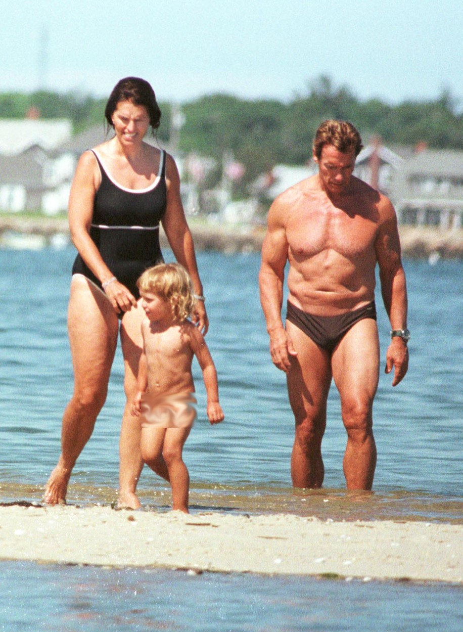 Maria Shiver, Arnold și Christopher Schwarzenegger, la plajă, în anul 2000