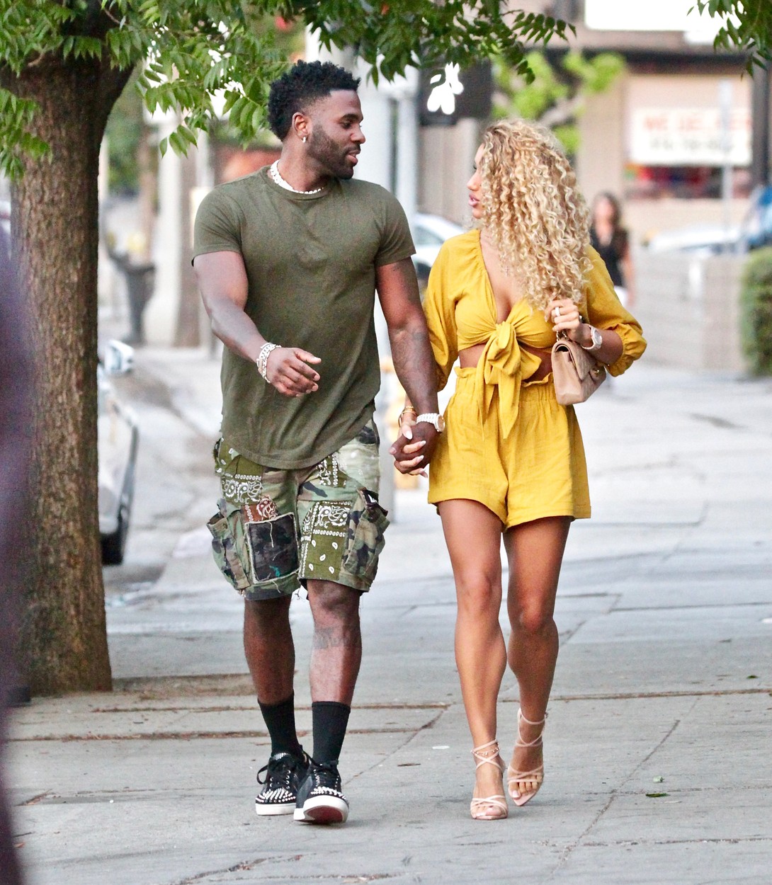 Jason Derulo, fotografiat în timp ce își privește iubita și o ține de mână la plimbare pe stradă