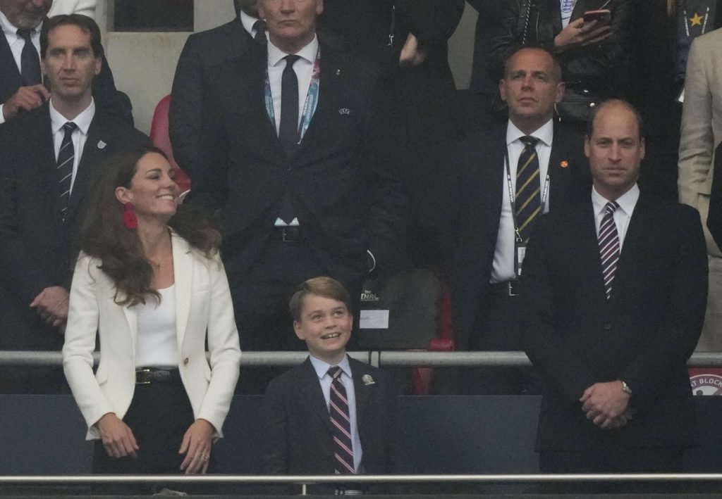 Prințul George, alături de părinții săi, la meciul din Finala Euro 2020, fotografiat în timp ce se bucură la golul Angliei