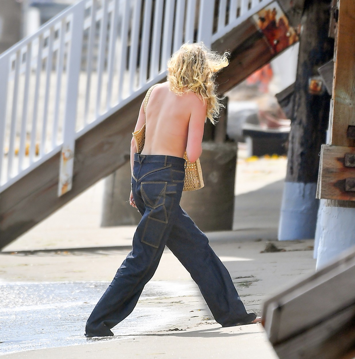 Elsa Hosk, fotografiată în timp ce pleacă de la plajă, doar în pantaloni, fără nimic în zona bustului