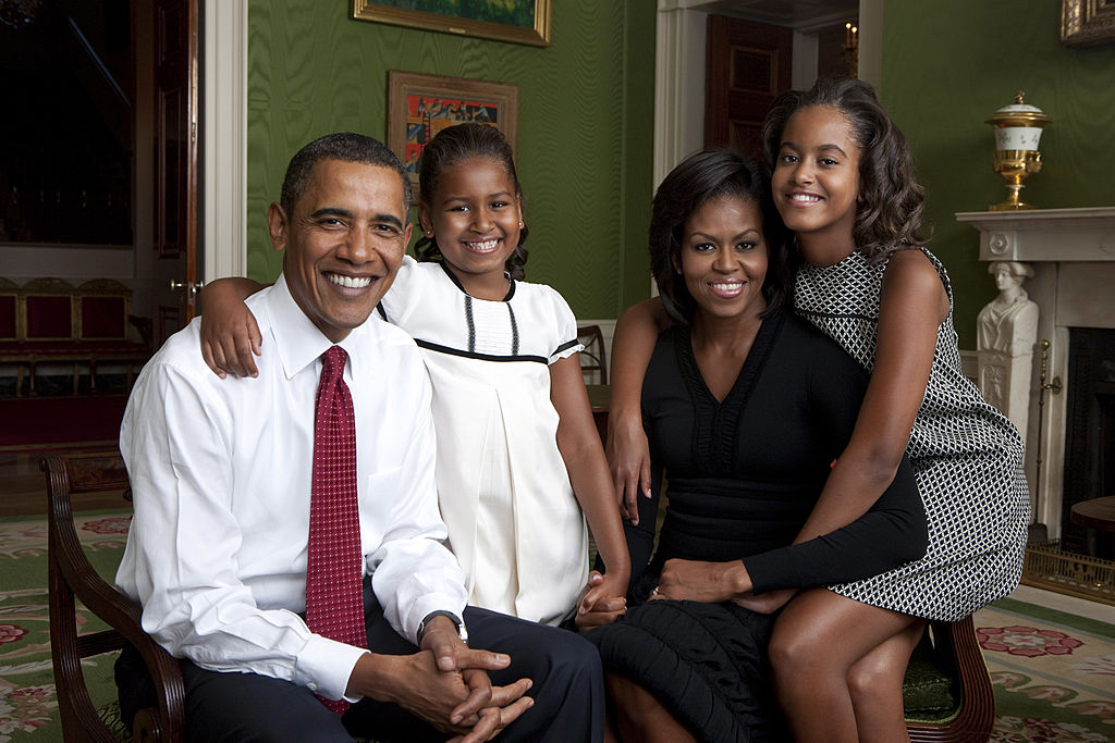 Familia Obama, într-un portret de familie, la Casa Albă, în anul 2009