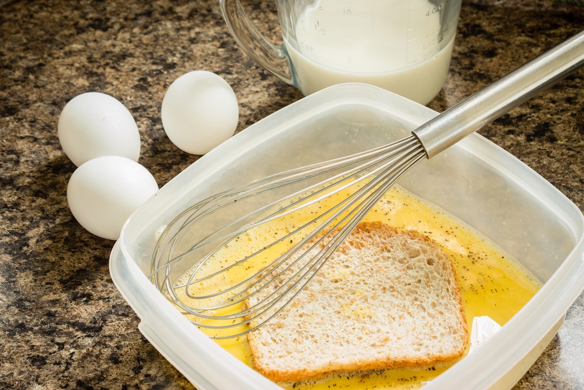 Felie de pâine scufundată în compoziția de ouă cu lapte, pentru frigănele