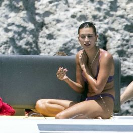 Hailey Bieber, pe o ambarcațiune de lux, în insula Milos din Grecia, într-un costum de baie mov
