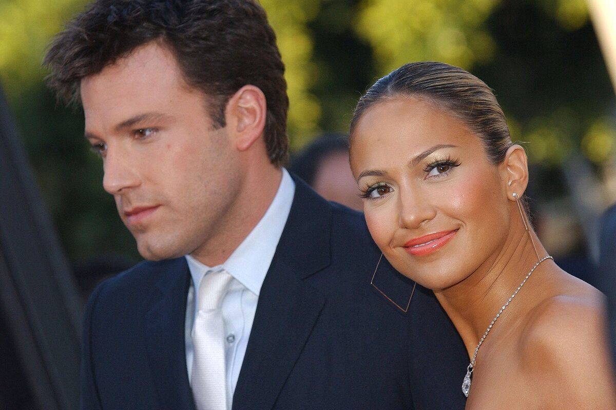 Ben Affleck și Jennifer Lopez la premiera mondială a filmului Daredevil, februarie 9 2003, în los angeles. Lopez poartă bijuterii și o rochie fără bretele și affleck are un costum negru și o cămașă albă