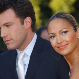 Ben Affleck și Jennifer Lopez la premiera mondială a filmului Daredevil, februarie 9 2003, în los angeles. Lopez poartă bijuterii și o rochie fără bretele și affleck are un costum negru și o cămașă albă