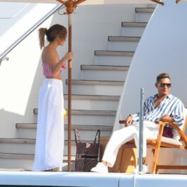 Jennifer Lopez, fotografiată alături de un bărbat, un prieten apropiat, pe un iaht, în Italia
