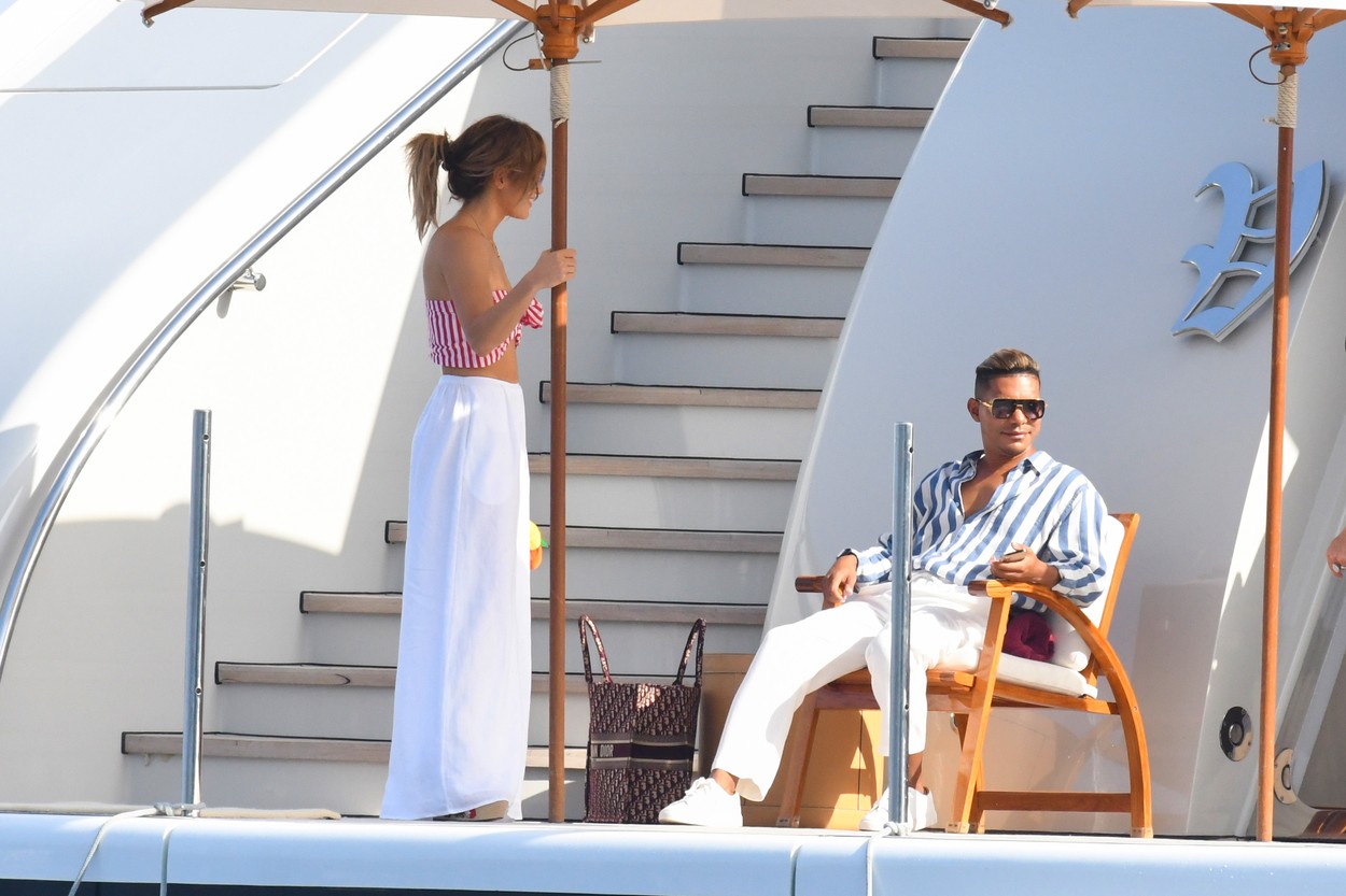 Jennifer Lopez, fotografiată alături de un bărbat, un prieten apropiat, pe un iaht, în Italia