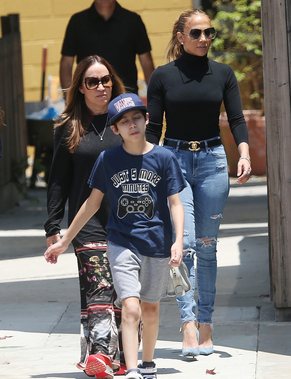 Jennifer Lopez, cu fiul ei, Max, la o școală din Santa Monica, îmbrăcată într-o pereche de jeanși