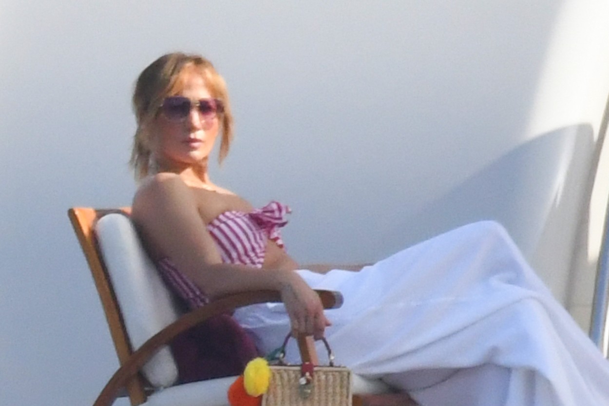 Jennifer Lopez, pe un șezlong, fotografiată în timp ce se relaxează, pe un iaht, în Italia