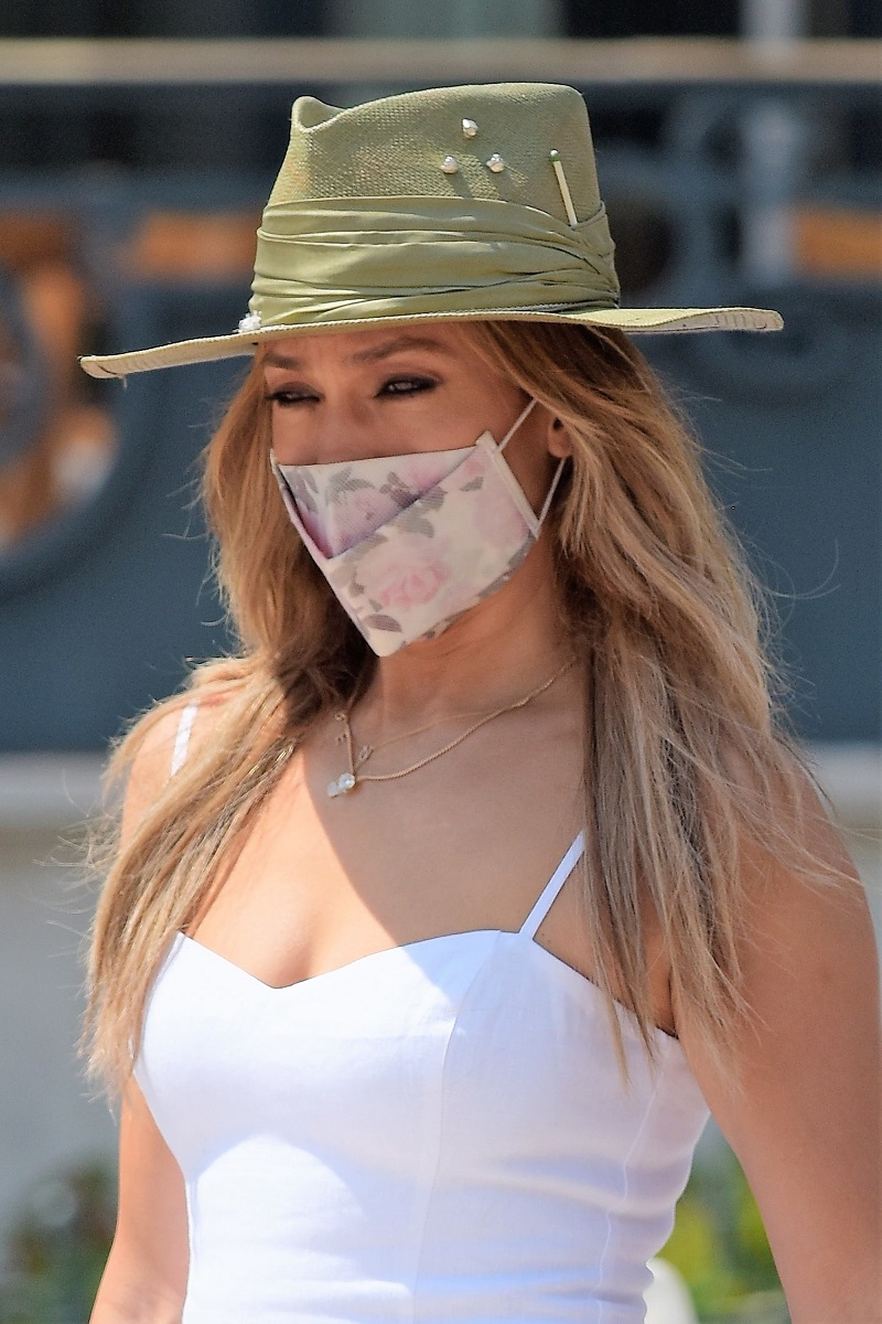 Jennifer Lopez, în Monaco, la câteva zile după ce a împlinit 52 de ani. Îmbrăcată într-o rochie albă, pălărie de pai, mască și colier cu Ben