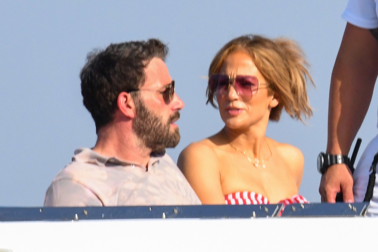 Jennifer Lopez și Ben Affleck, fotografiți în timp ce se relaxează pe un iaht, în Italia
