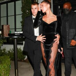 Justin Bieber, fotografiat în timp ce iese cu soția de la un eveniment, amândoi îmbrăcați elegant