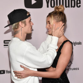 Justin Bieber, fotografiat în timp ce își admiră soția, la lansarea unei mini serii pe canalul său de Youtube
