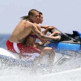Justin Bieber și soția sa, la plimbare cu ski jet-ul, în Marea Mediterană