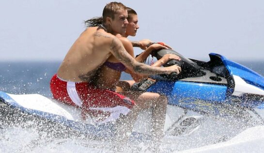Justin Bieber și soția sa, la plimbare cu ski jet-ul, în Marea Mediterană