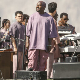Kanye West, la Coachella Valley Music And Arts Festival, pe scenă, alături de echipa sa