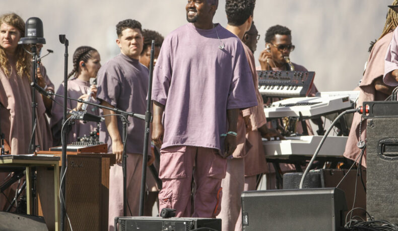 Kanye West, la Coachella Valley Music And Arts Festival, pe scenă, alături de echipa sa