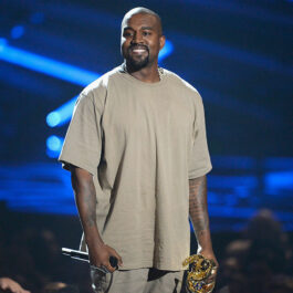 Kanye West, pe scenă, la MTV Video Music Awards, în timp ce susține un concert