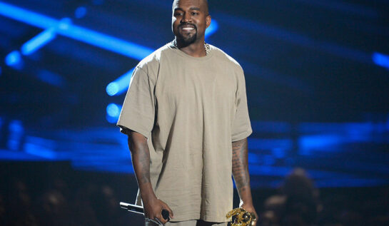 Kanye West și-a acoperit complet fața la un show de fashion. Cum a fost fotografiat recent rapper-ul