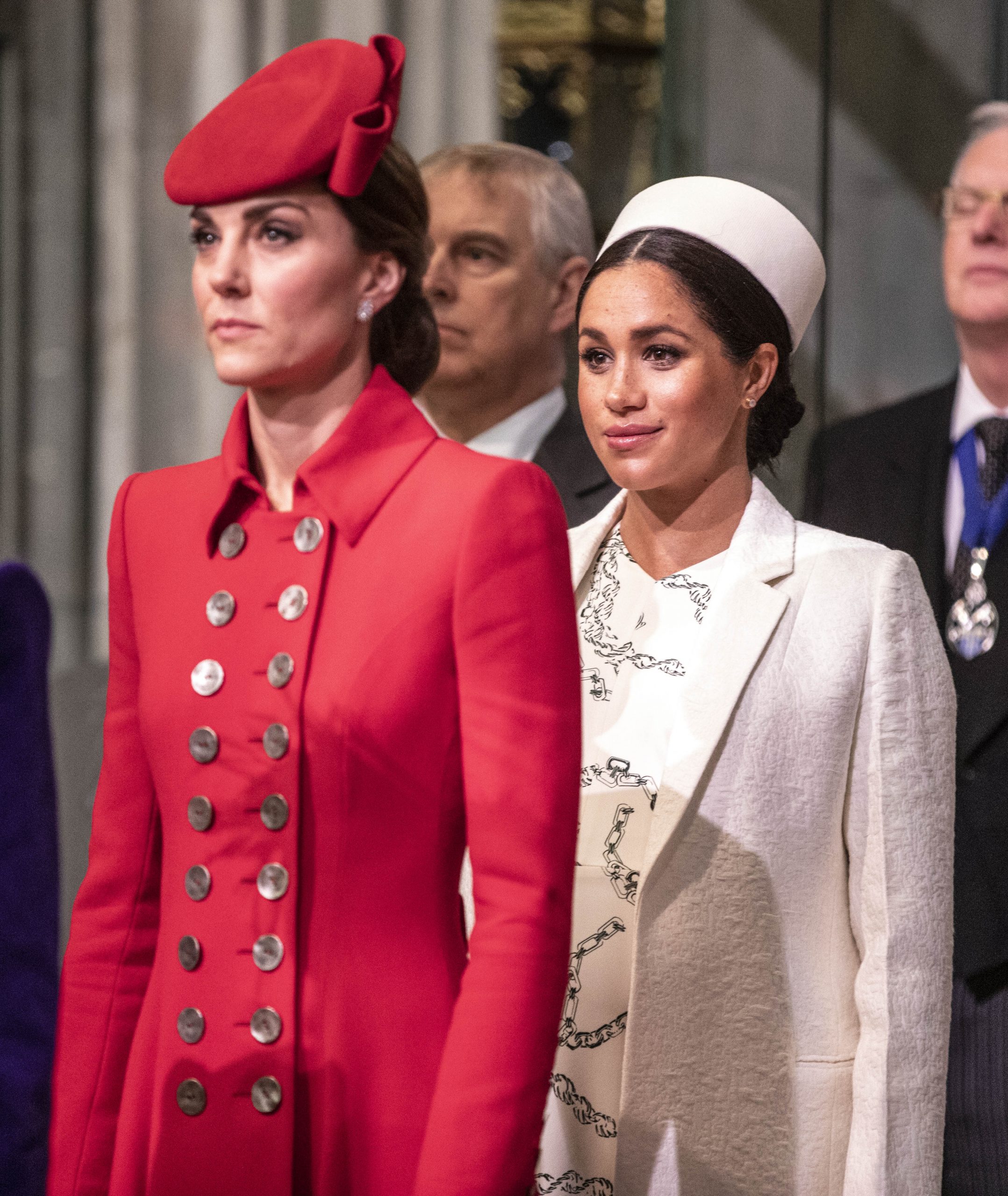Kate Middleton și Meghan Markle, Commonwealth Day, 2019. Kate s-a îmbrăcat într-un palton roșu și a asortat look-ul cu o pălărie roșie. Meghan Markle s-a îmbrăcat în alb, era însărcinată cu primul copil, Archie
