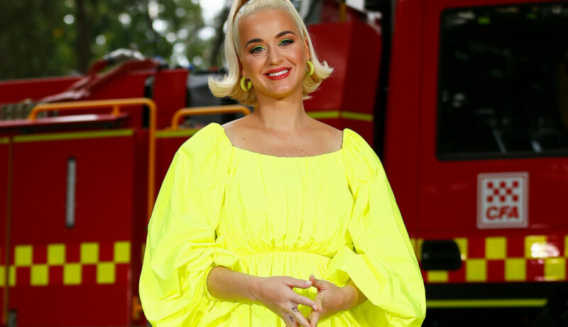 Katy Perry, îmbrăcată într-o rochie galbenă, la un concert pentru pompierii care au luptat cu incendiile de vegetație din Victoria