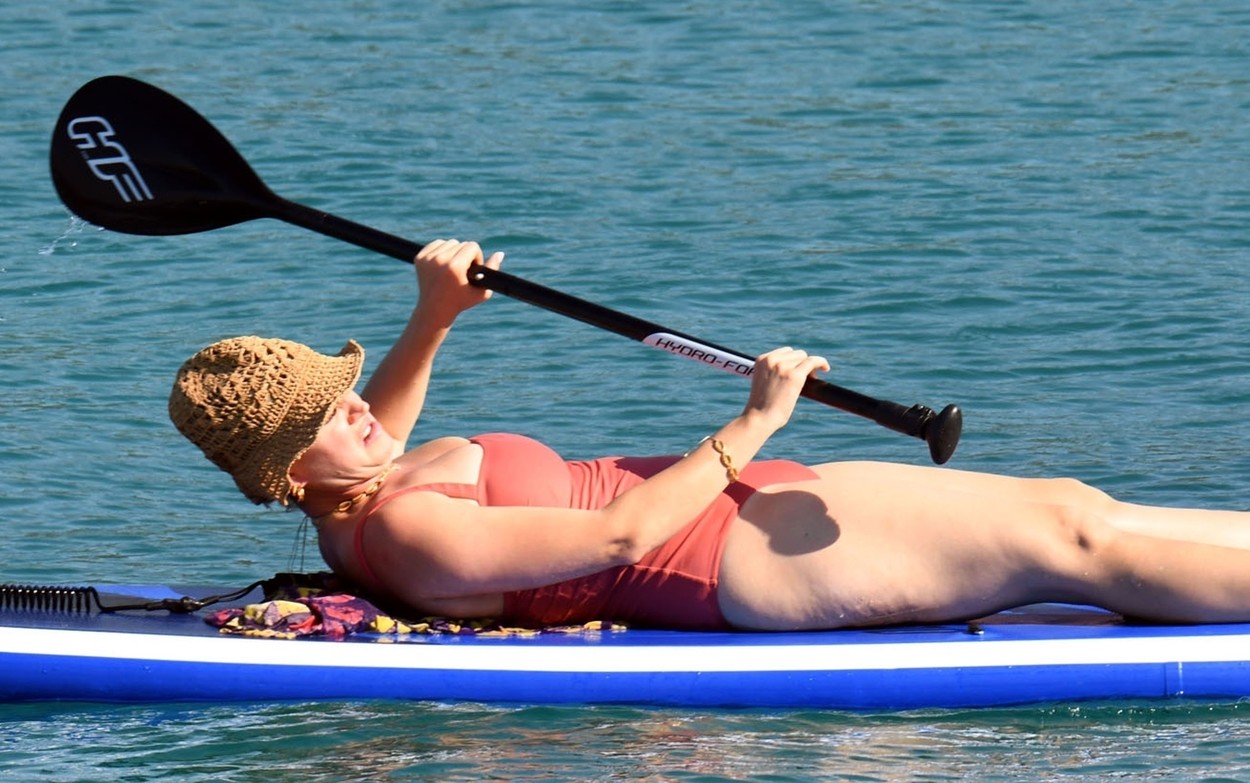 Katy Perry, în timp ce se relaxează la mare, în Turcia