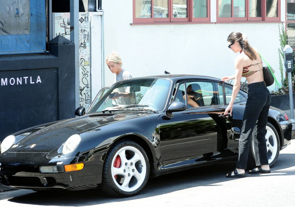 Kendall Jenner, fotografiată în timp ce urcă în mașină, în Los Angeles