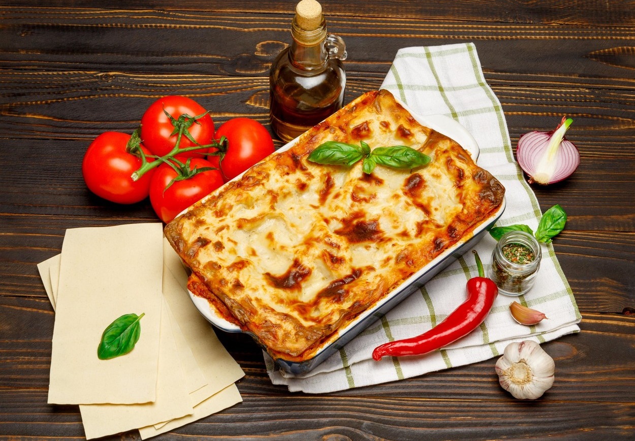 Lasagna bolognese în tava de copt, alături de legume